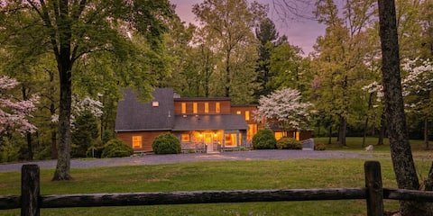 Private Retreat for 13 - Hot Tub, Sauna & More