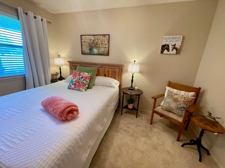 Დედოფლის საძინებელი დარბაზის გასწვრივ სრული სააბაზანოდან