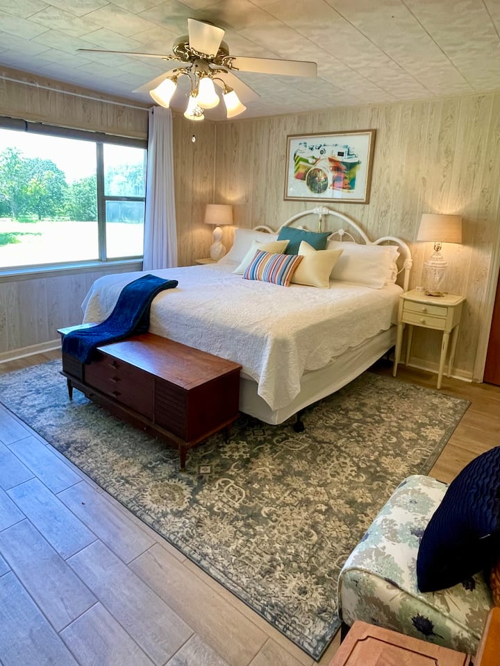 Მთავარი საძინებელი დიდი საწოლით, გასეირნება კარადაში და სააბაზანოში, კომფორტული სამკითხველო სივრცე