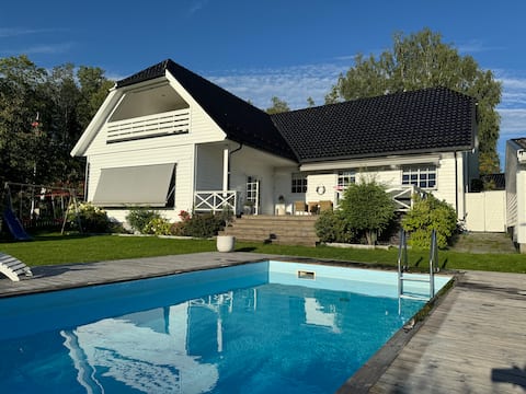 Large summerhouse with pool and proximity to the lake