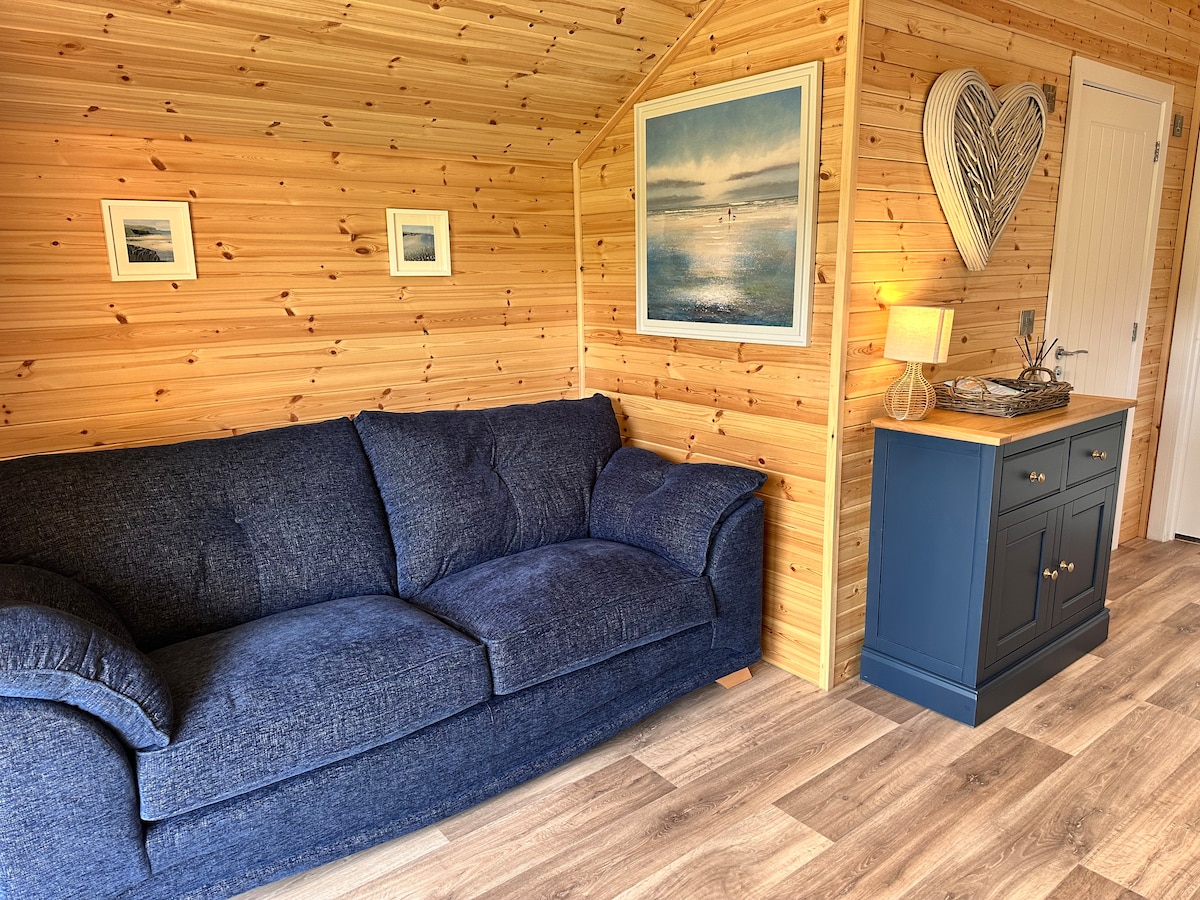 Top performing Airbnb: Riverside Retreats - Santorini
Parking & Sleeps 4 in Hayle