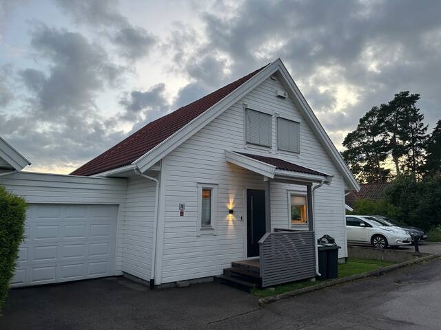 Skjermet villa i rolig strøk gallery image 2