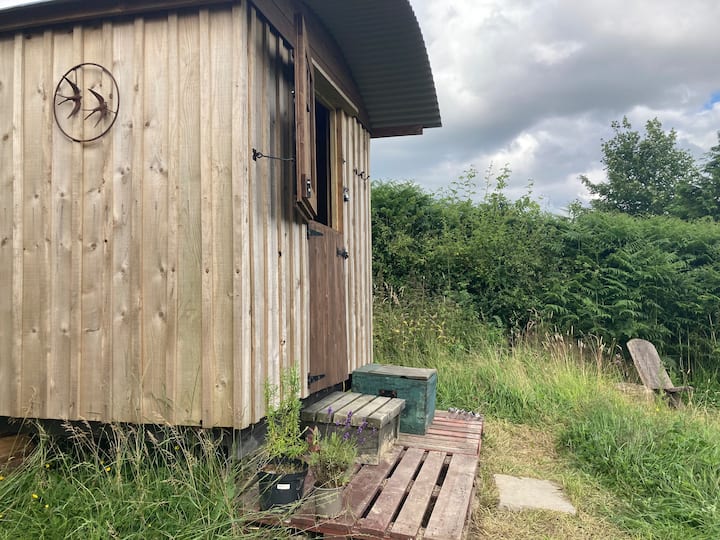 Rustic Shepherd's Hut Retreat - Shepherd's huts (U.K., France) for Rent ...