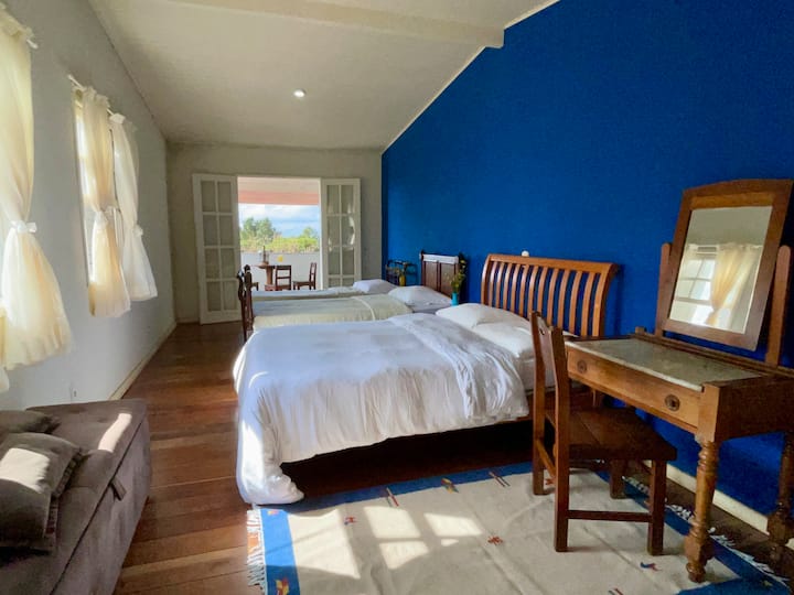 Suite blu con un letto matrimoniale e due singoli, bagno, armadio. Un bellissimo look per la pietra dell'imperatore e il cappello della strega.