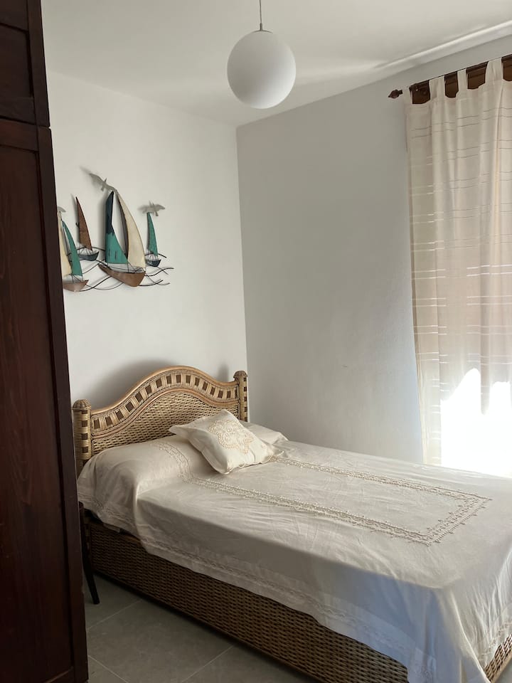 Veći krevet za jednu osobu tradicionalnog stila za dvoje djece ili jednu odraslu osobu. 130 cm x 200 cm.