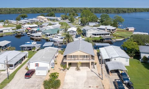 Waterfront near springs w/ boat dock, paddleboard