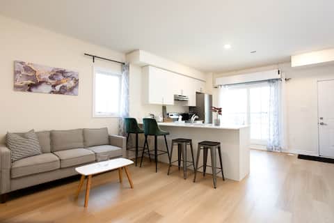 Cozy Townhome in Oshawa Near Hwy 401