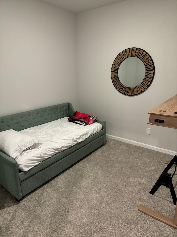 Единично легло отгоре, а отдолу се изтегля към друго единично легло (за двама души)