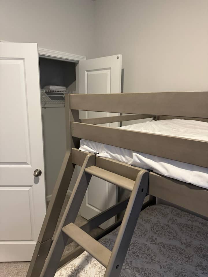 Горното легло е с две отделни легла (за едно лице), а дъното е пълно (за двама души)