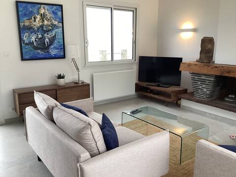 Successful Airbnb property: Charming beachfront house in Bernières Sur Mer