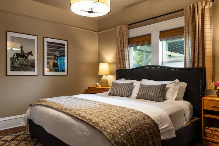 Letto king size e materasso di lusso nella camera da letto principale