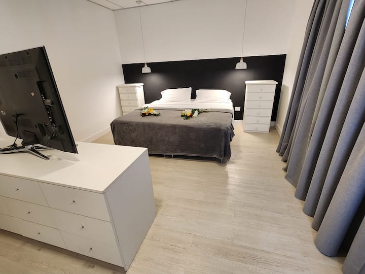 Spacious bedroom with King Size bed that, if you ask us, we can replace it with two single beds.
Lots place to put away clothes in drawers or hanging, WiFi and 55"Smart TV.