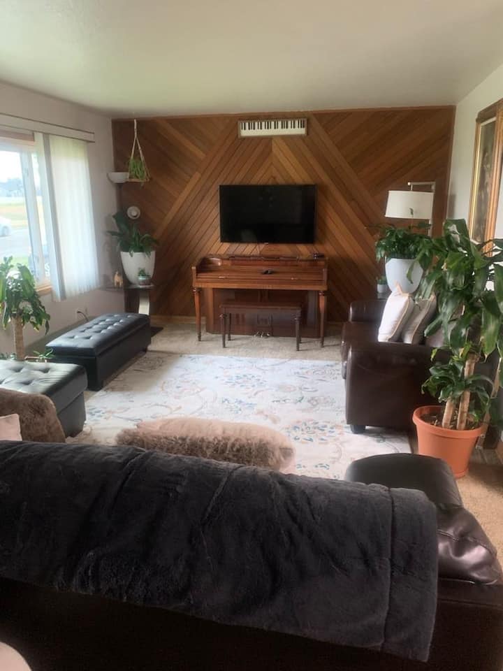 Spacious Roadside House - Billings, MT