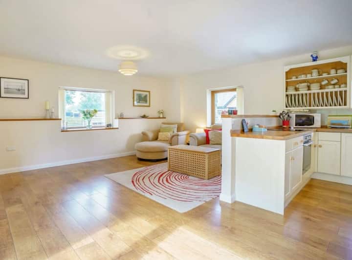 Farm Cottage & Shepherds Hut - Lampeter