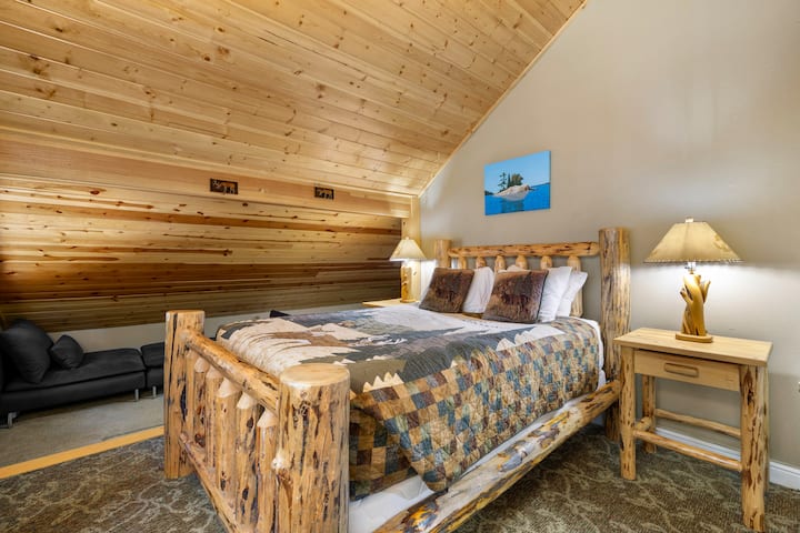 La acogedora cama queen en la segunda recámara ofrece un refugio relajante después de un día de senderismo, esquí, golf o rafting.