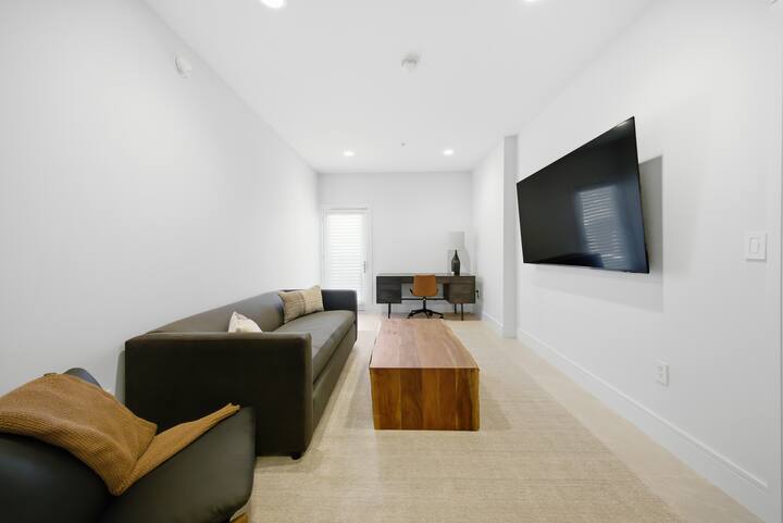 Divan me hapësirë të plotë për të fjetur për një dhomë shtesë