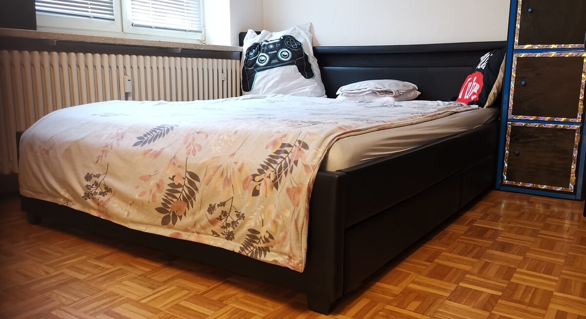 Това е вашето легло, където ще спите, има второ легло за мен в стаята.