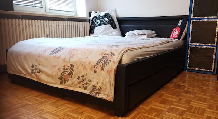 Toto je vaša posteľ, kde budete spať, v izbe je pre mňa druhá posteľ.