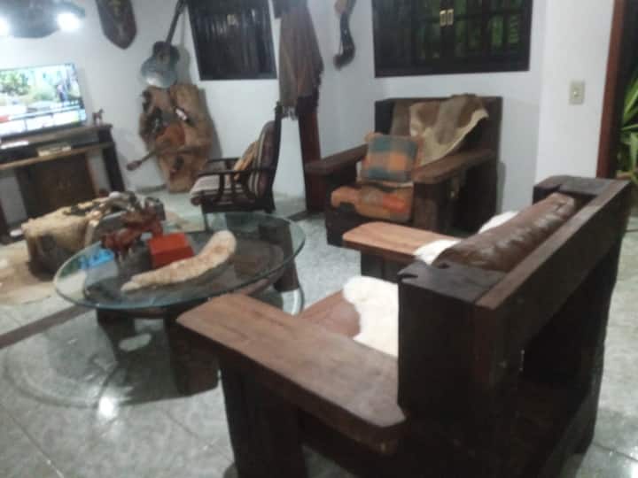 2 FAUTEUILS DURS DE TRAIN AVEC REMBOURRAGE EN CUIR, 1 SIÈGE D'AUTO OX AVEC BISOTÊ EN VERRE,  1 BŒUF EN VERRE,  1 POÊLE EN VERRE, 2 FAUTEUILS ANCIENS, 1 RACK,  1 TV 42,  1 CHEMINÉE. 1 COFFRE VINTAGE,  1 CACHOTE DE LENHAS PARA FLARE.