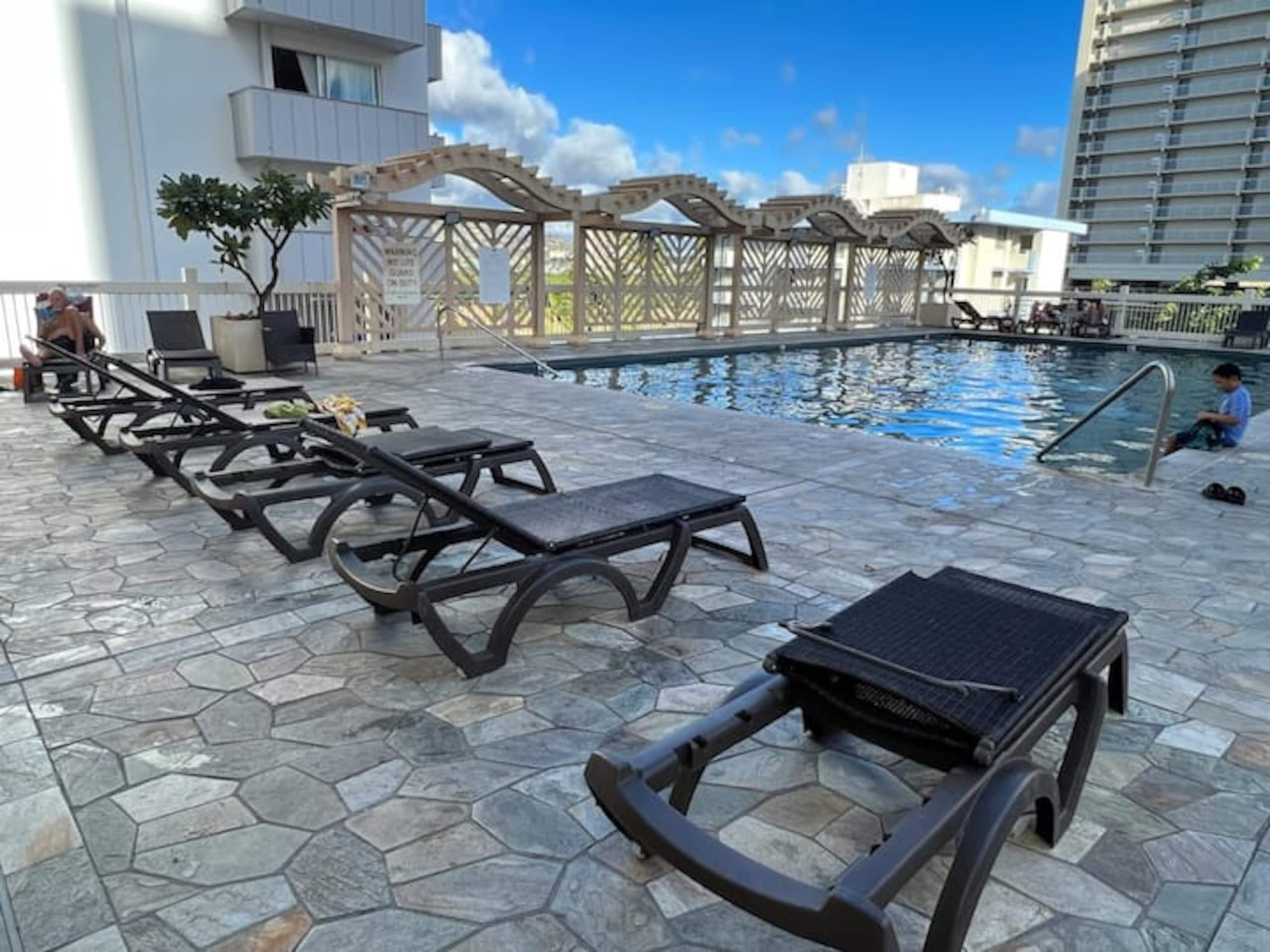 Condo in Honolulu · ★4.84 · 1 bedroom · 5 beds · 1 private bath - Image 29