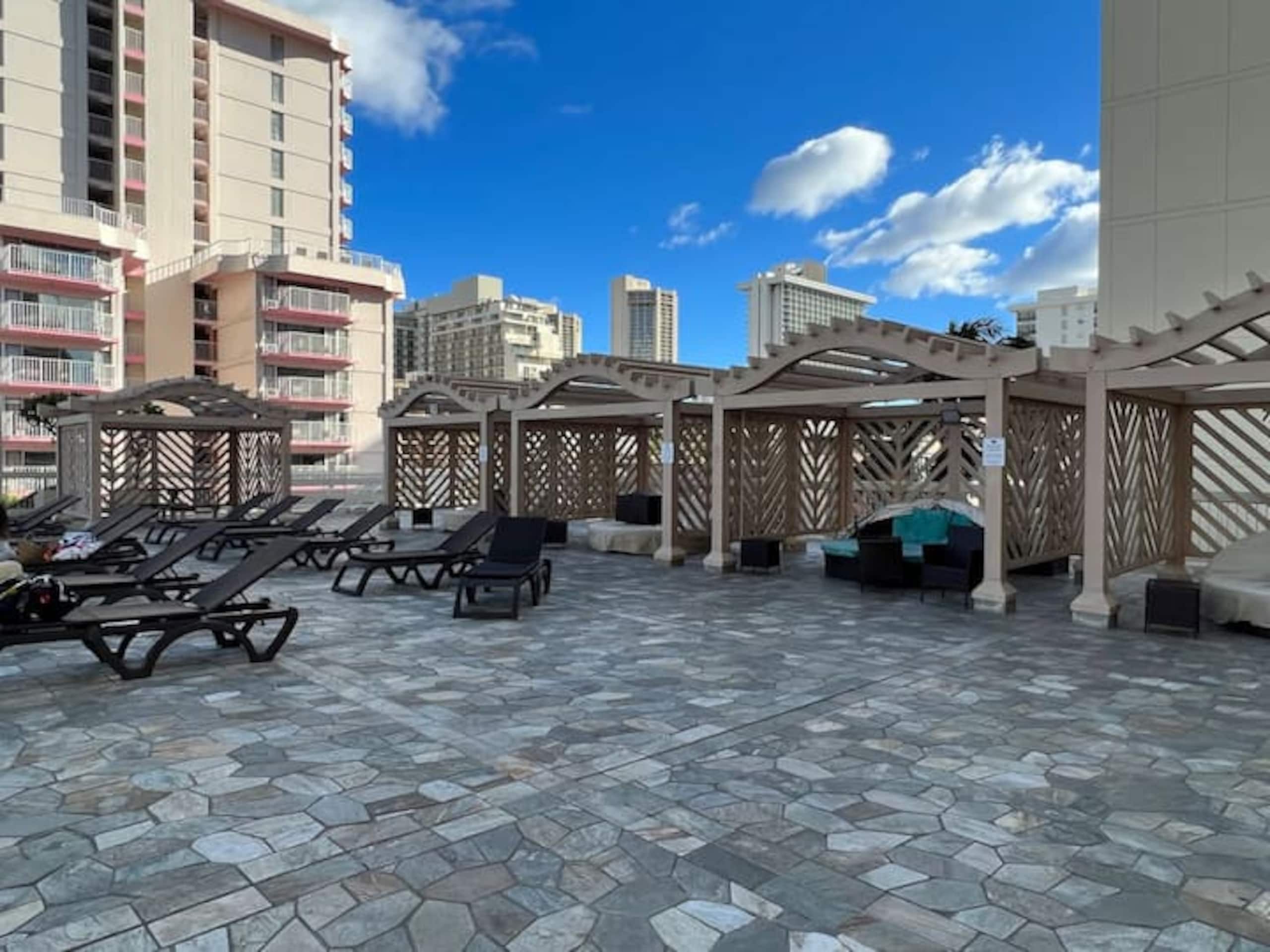 Condo in Honolulu · ★4.84 · 1 bedroom · 5 beds · 1 private bath - Image 32