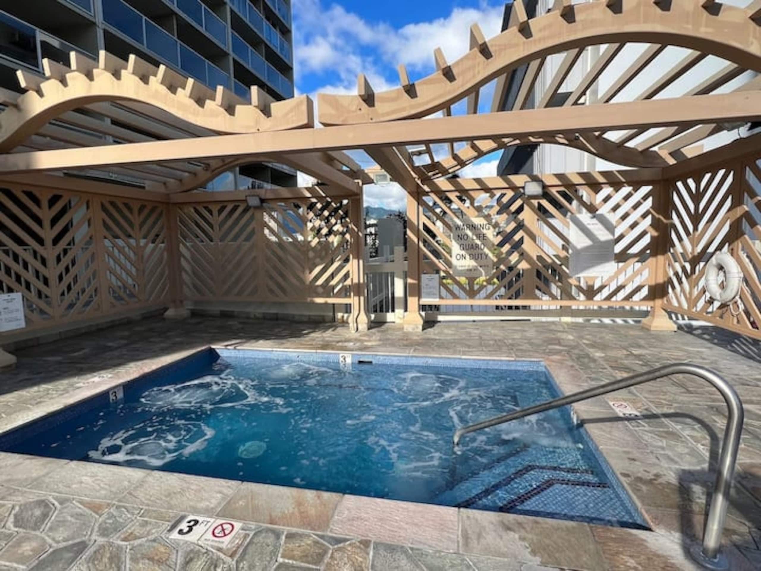 Condo in Honolulu · ★4.84 · 1 bedroom · 5 beds · 1 private bath - Image 30