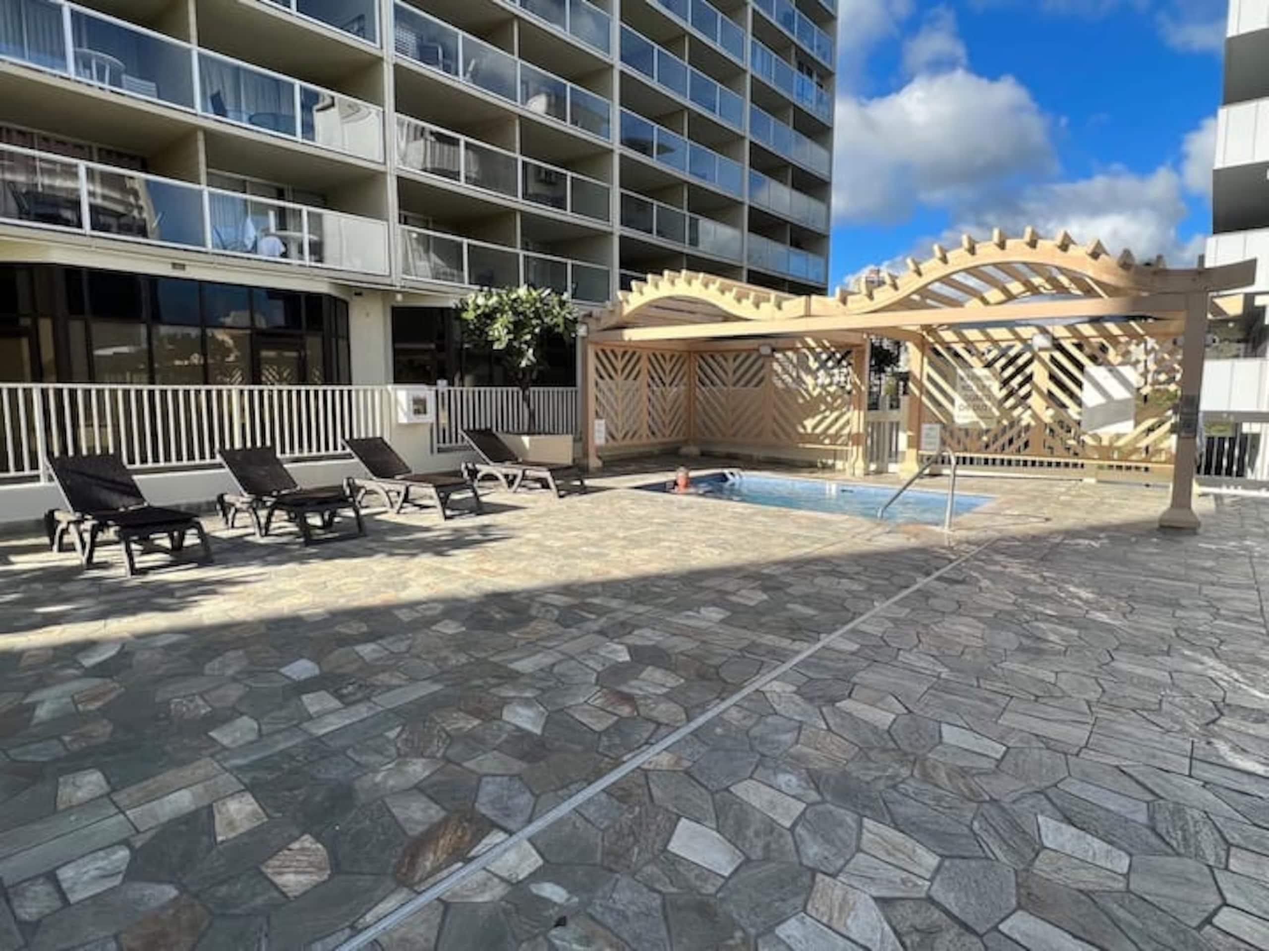 Condo in Honolulu · ★4.84 · 1 bedroom · 5 beds · 1 private bath - Image 33