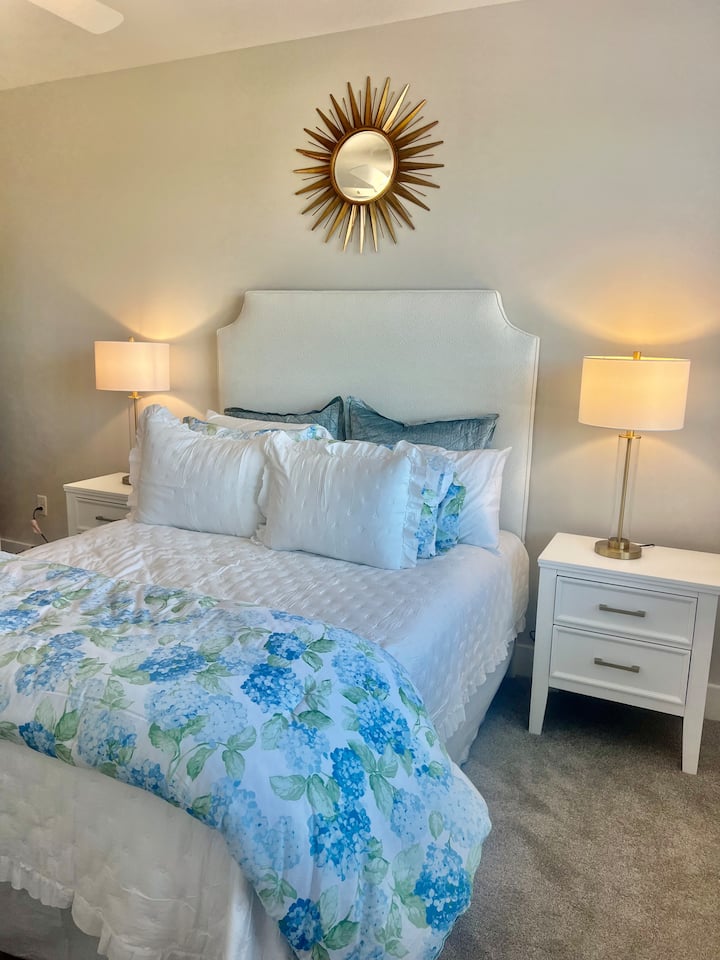 Bračni krevet (160x200) s vrhunskim plahtama i mnoštvom jastuka za udobnost s pogledom na novi bazen u stilu odmarališta.  