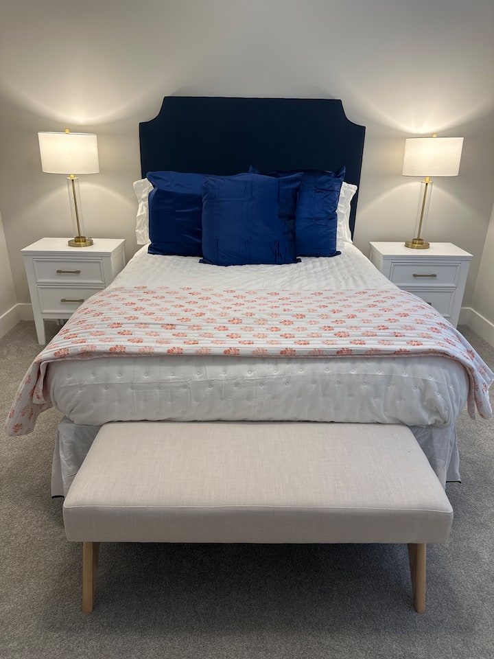 Bračni krevet (160x200) s vrhunskom posteljinom i mnoštvom jastuka za udobnost