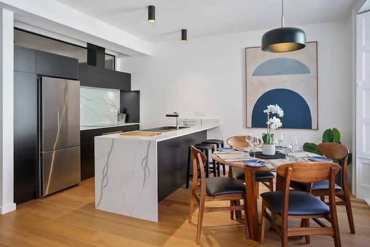 Explore The Quaint Cafe Locale From Saddlers House - Tasmania