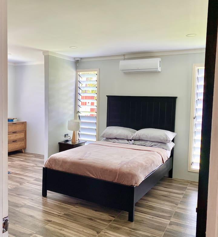 Krevat dopio me jastëkë, çarçafë dhe batanije shtesë