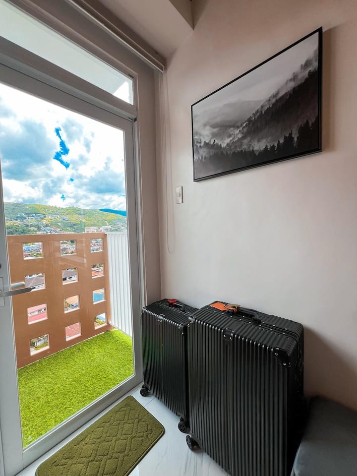 Cozy Unit W/balcony + 400 Mbps Wifi + 65 Inches Tv - Talisay