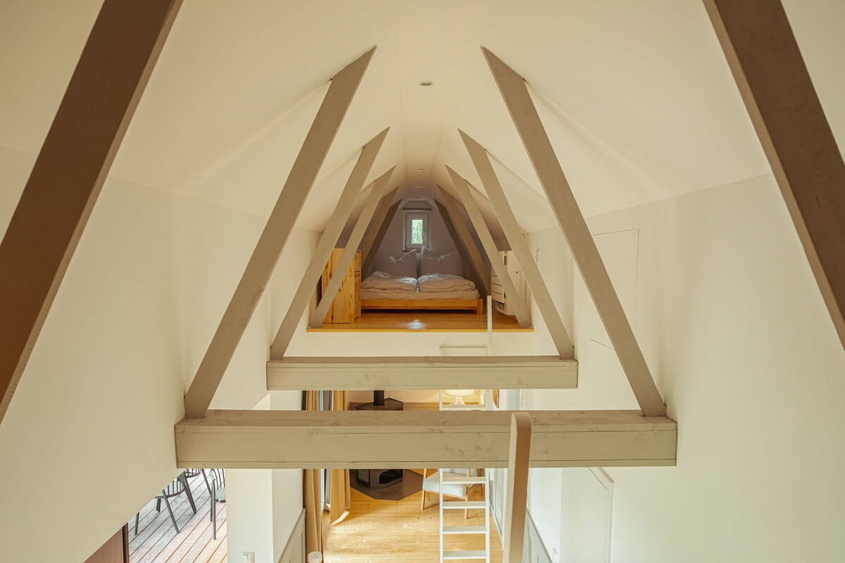 Kwenye ghorofa ya juu kuna maeneo mawili ya kulala, kila moja ikiwa na godoro la sentimita 140. Godoro ni la kiwango cha ugumu "wa kati". 