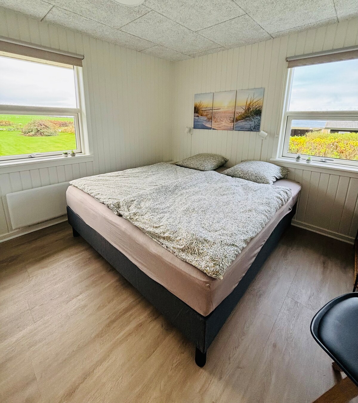 180x200 სმ საწოლი - ოთახი ზღვის ხედით. 