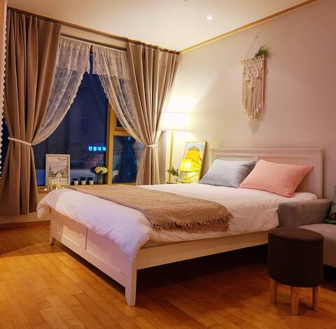 Large grocery stores, restaurants/Pyeongchon Station/Gangnam Station 30 minutes/Gwacheon 10 minutes/Golf course/Airport Railroad, Airport bus convenience