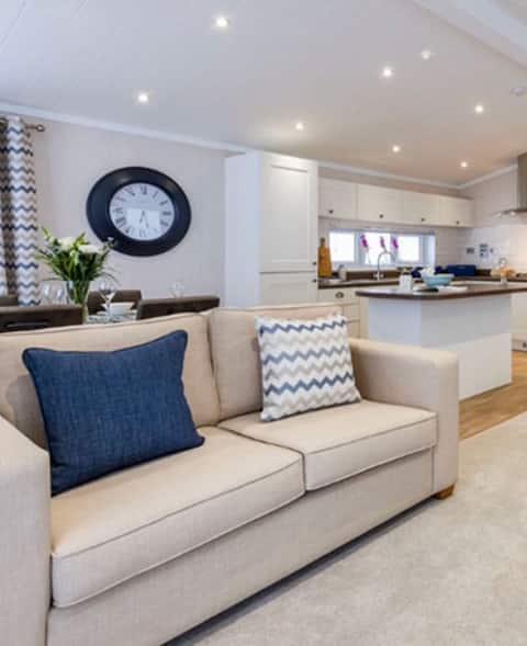 Top Airbnb: Alderney Park Lodge 2-Beautiful high quality lodge in New Milton