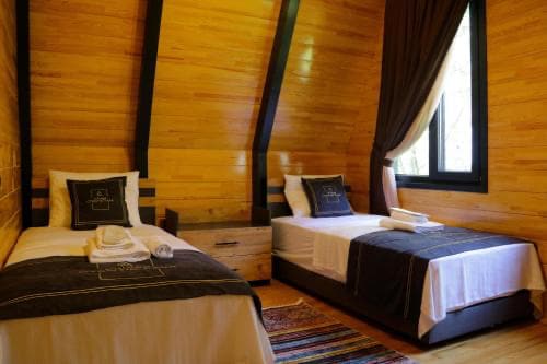 CHUMBA CHENYE VITANDA 2 VYA MTU MMOJA KWENYE GHOROFA YA CHINI