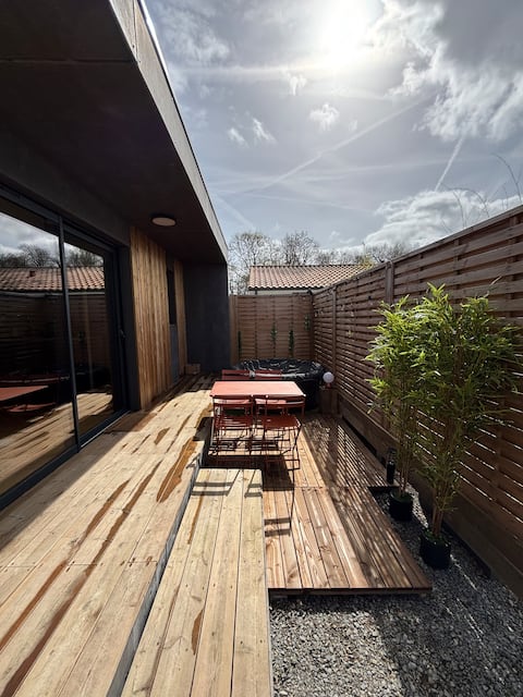The Cabin – Private Outdoor Hot Tub