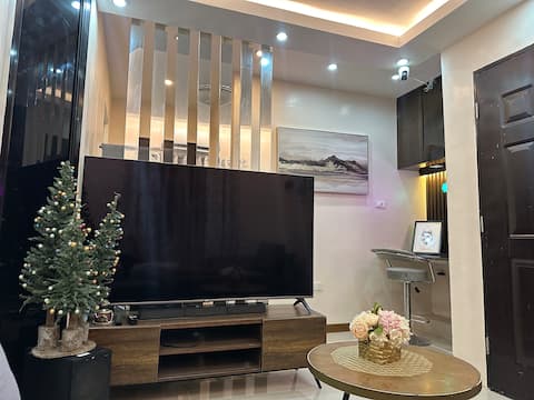 Cozy 2-Bedroom House w/ Terrace