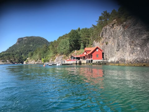Cabin in Hardangerfjorden. Private Kai. 8-10 pers.