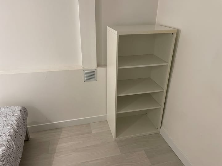 La habitación 2 es una habitación de 8m2 con una cama de adulto de 1 plaza, edredón, almohada, mueble de almacenamiento, mesa de noche, lámpara, suelo renovado, ventana, calefacción y muchos enchufes para su teléfono inteligente y PC, todas las comodidades necesarias.