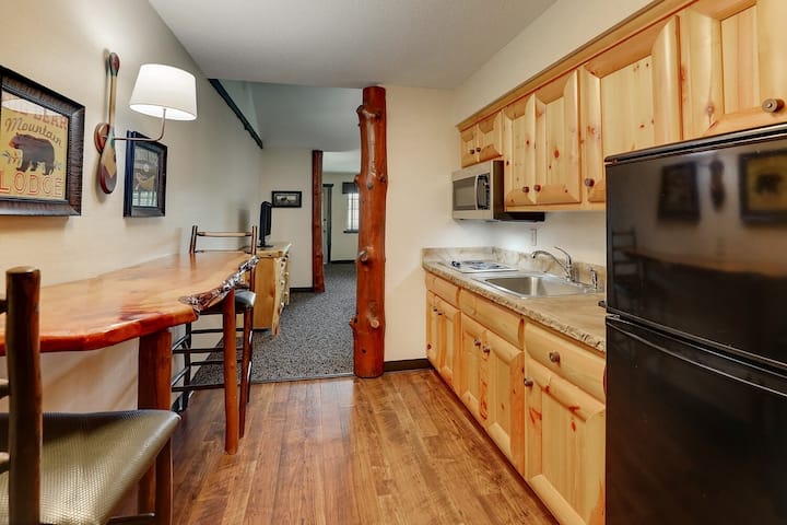 Queen Suite L Kitchen & Pool | 5mi Omni Center - La Crosse, WI