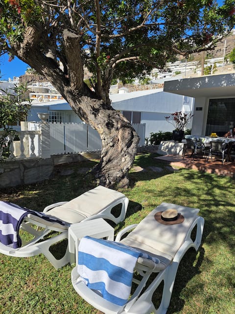 Seaside bungalow and pool