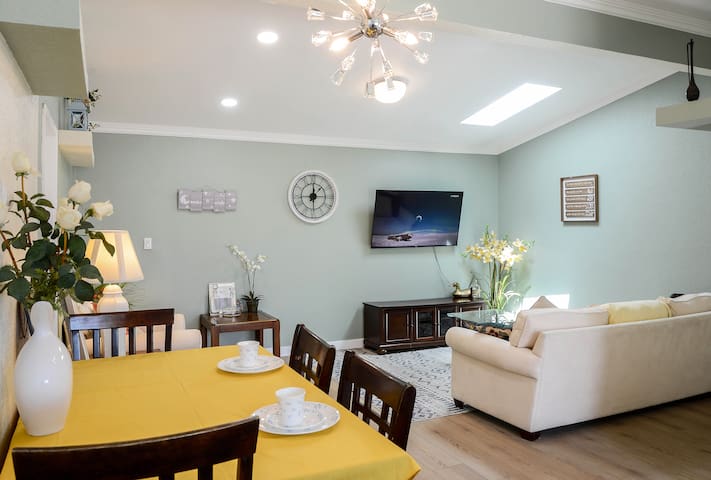 The Emerald Skylight: Elegant 4-Bedroom Getaway