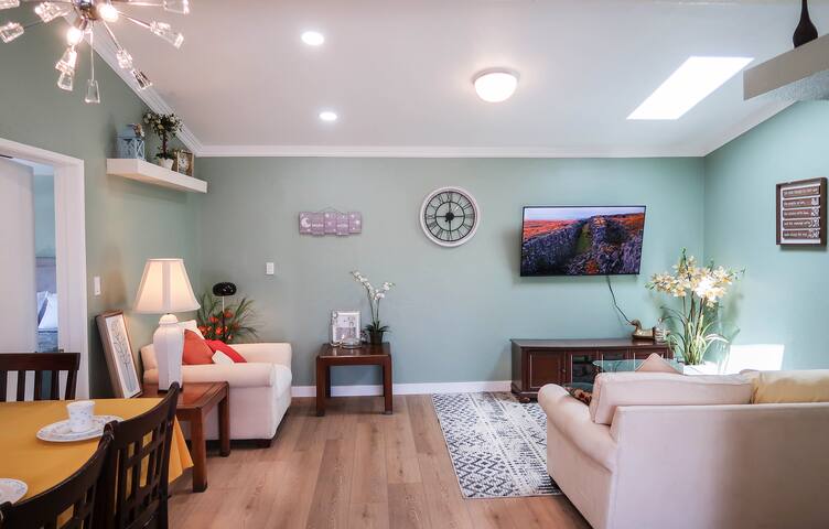 The Emerald Skylight: Elegant 4-Bedroom Getaway gallery image 5