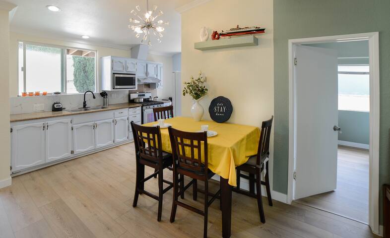 The Emerald Skylight: Elegant 4-Bedroom Getaway gallery image 3