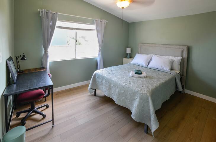 The Emerald Skylight: Elegant 4-Bedroom Getaway gallery image 4