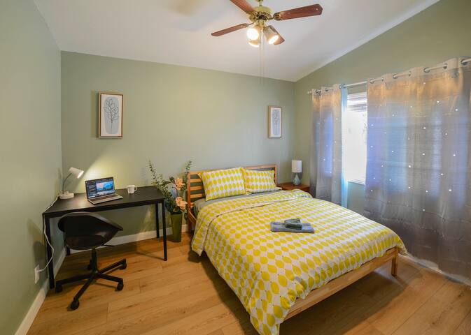 The Emerald Skylight: Elegant 4-Bedroom Getaway gallery image 2