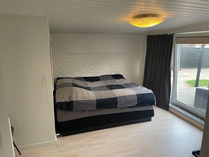 Საძინებელი 4 დაბლა. ორადგილიანი საწოლი