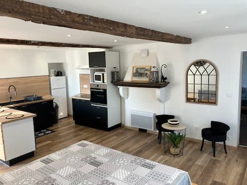 House sleeps 9 near Waliby and highway